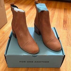 New with tags-never worn TOMS Esme tan leather ankle boots Size 9